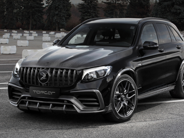 Черный автомобиль Mercedes-AMG GLC-Klasse Inferno 