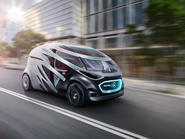 Футуристический автомобиль Mercedes-Benz Vision Urbanetic на улице города