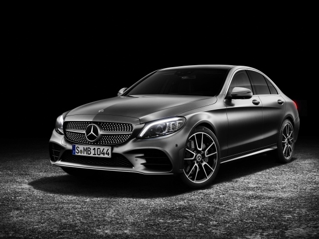 Серебристый автомобиль Mercedes-Benz C-Class 2019 года