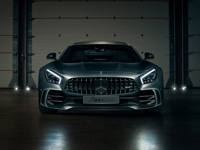 Серебристый автомобиль Mercedes-AMG GT R ADV1 вид спереди