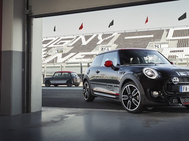 Черный автомобиль MINI Cooper S GT на гоночной трассе