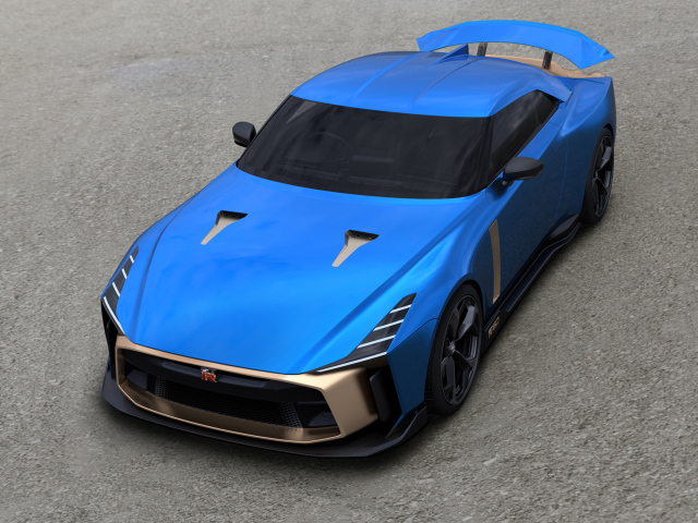 Синий автомобиль Nissan GT-R50 2019 года на сером асфальте