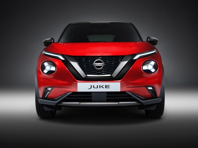 Красный автомобиль Nissan Juke 2019 года вид спереди