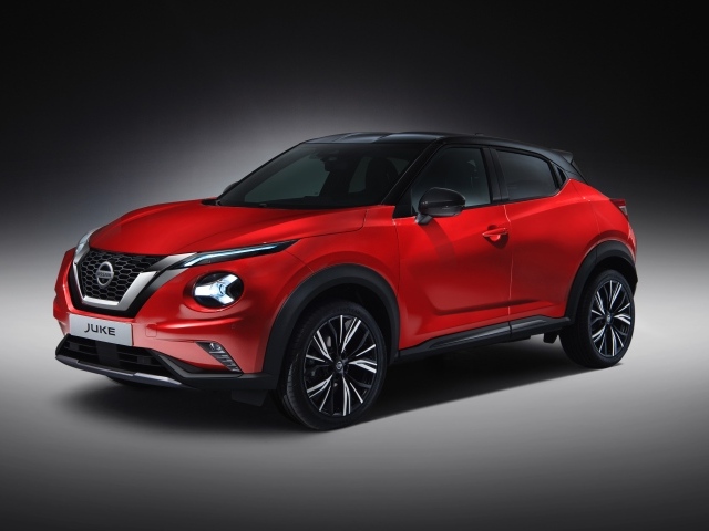Красный автомобиль Nissan Juke 2019 года на сером фоне