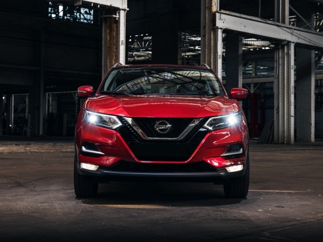 Красный автомобиль Nissan Rogue вид спереди