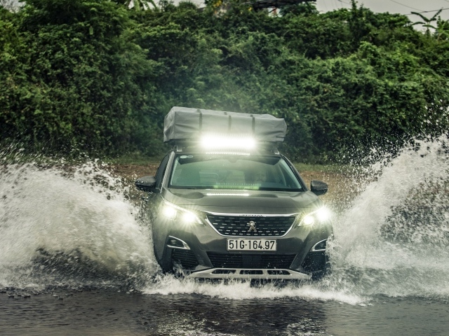 Автомобиль Peugeot Concept 3008 2019 года едет по воде
