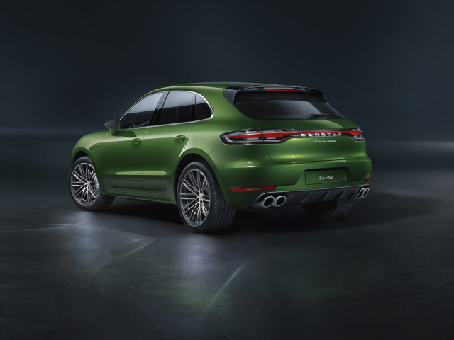 Зеленый автомобиль Porsche Macan Turbo 2019 года вид сзади
