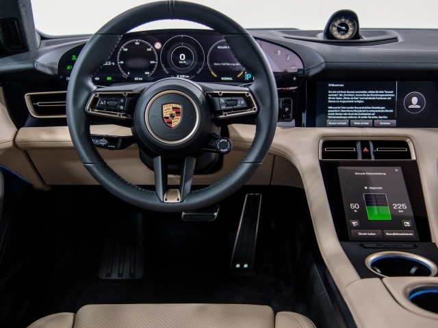 Салон автомобиля Porsche Taycan Turbo 2019 года 