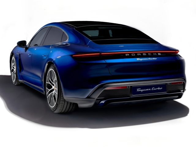 Синий автомобиль Porsche Taycan Turbo 2019 года на белом фоне