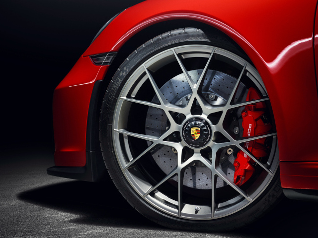 Переднее колесо автомобиля Porsche 911 