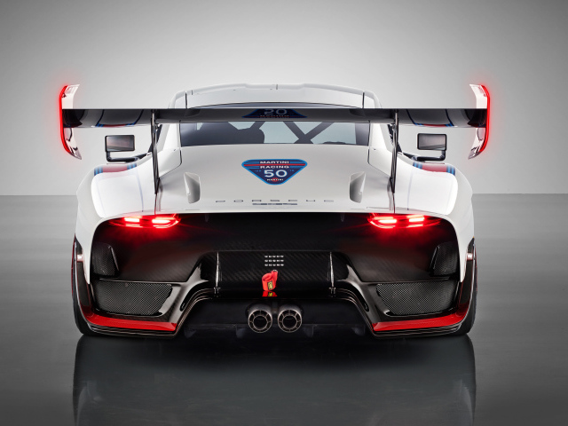 Автомобиль Porsche 935,  2019 года вид сзади