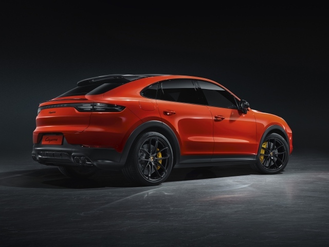 Красный автомобиль Porsche Cayenne Coupe 2019 года вид сзади