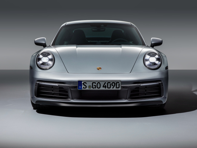 Серебристый автомобиль Porsche 911 Carrera 4S 2019 вид спереди