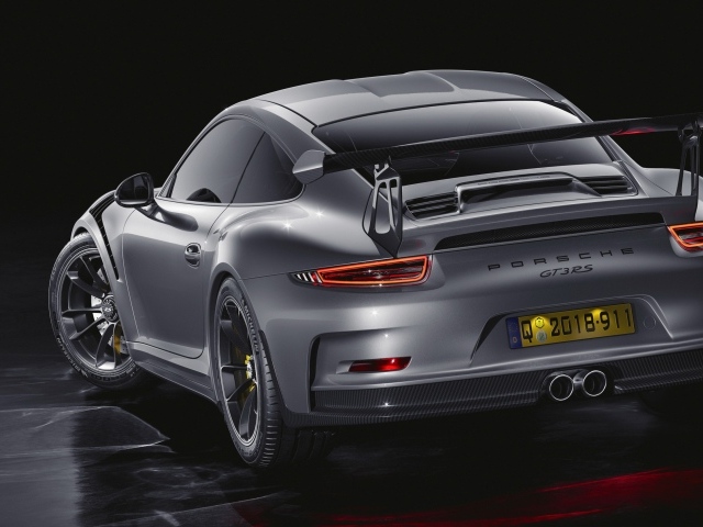 Серебристый автомобиль Porsche 911 GT3 RS CGI вид сзади