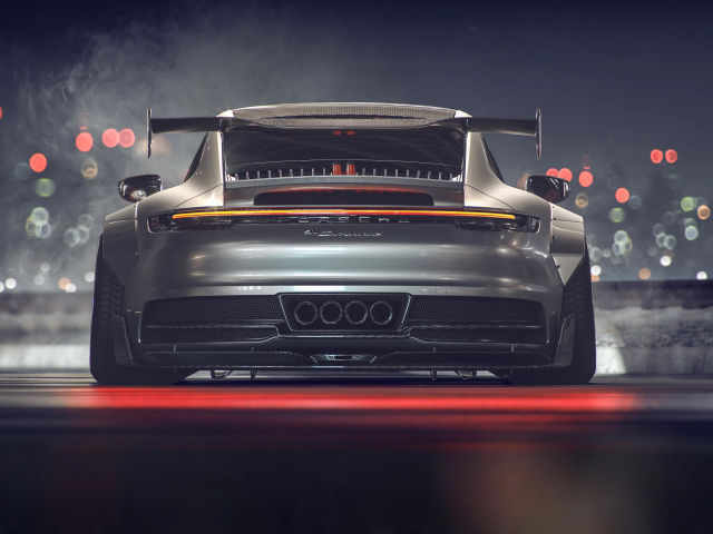 Серебристый спортивный автомобиль Porsche 911 GT, вид сзади