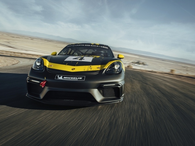 Спортивный автомобиль Porsche Cayman GT4 вид спереди