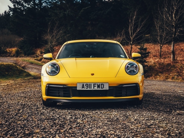 Желтый спортивный автомобиль Porsche 911 Carrera 4S 2019 года