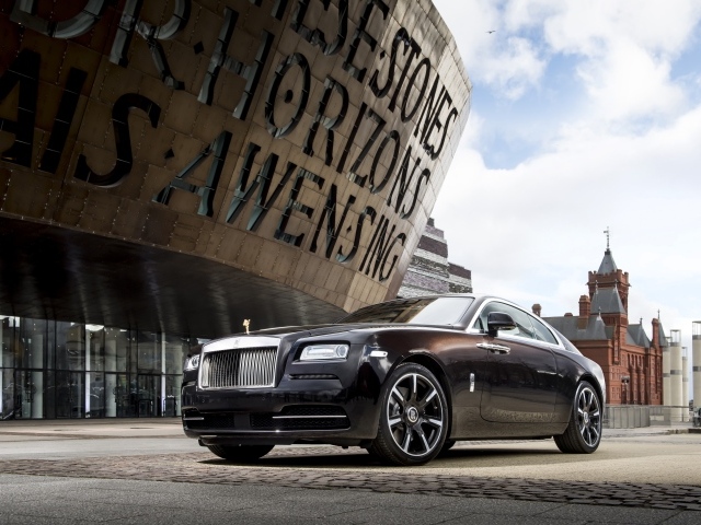 Черный автомобиль Rolls-Royce Wraith в городе