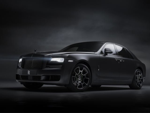 Черный стильный автомобиль Rolls-Royce Ghost  2019 года 