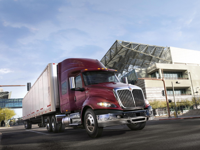 Большой грузовик в городе