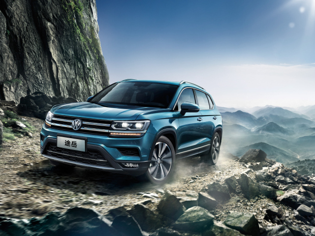 Синий внедорожник Volkswagen Tharu 2018 года в горах 