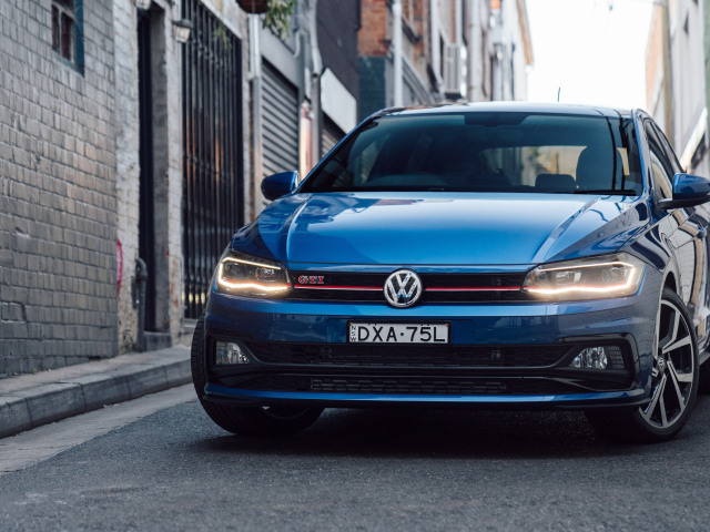Синий автомобиль Volkswagen Polo GTI 2018 года 