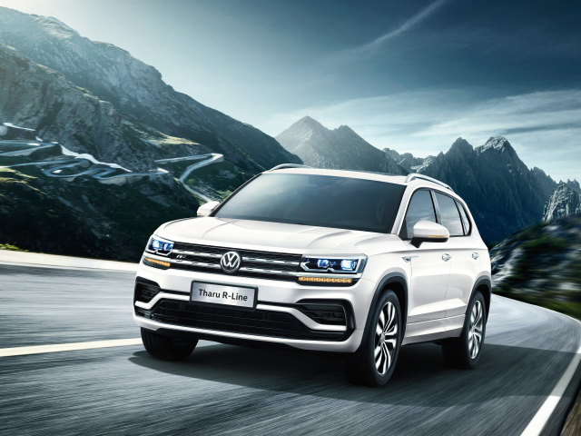 Белый внедорожник Volkswagen Tharu R-Line 2018 года на горной дороге