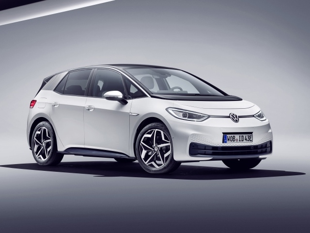 Белый Volkswagen ID.3 1st 2019 года на сером фоне