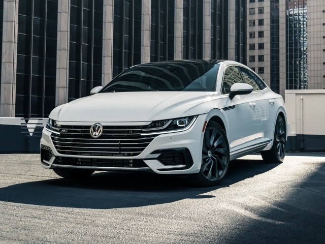Белый автомобиль Volkswagen Arteon, 2019 года у здания 