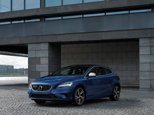 Синий автомобиль Volvo V40 у здания