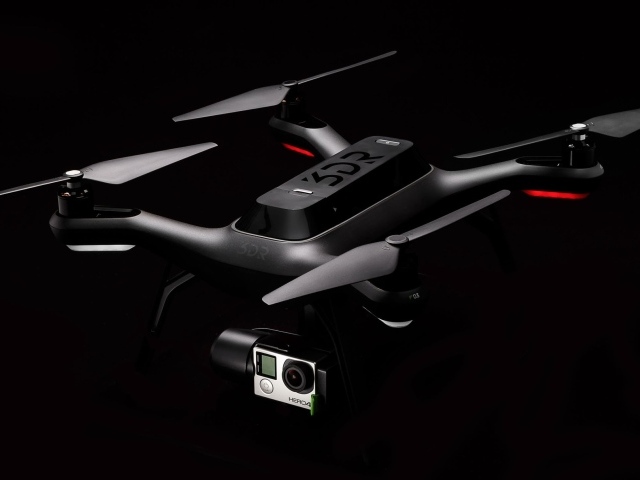 Квадрокоптер 3DR Solo на черном фоне
