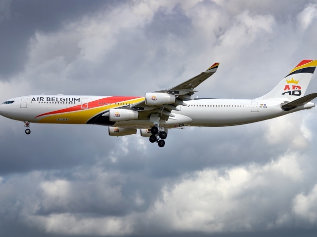Большой пассажирский Airbus A340-300 компании AIR BELGIUM