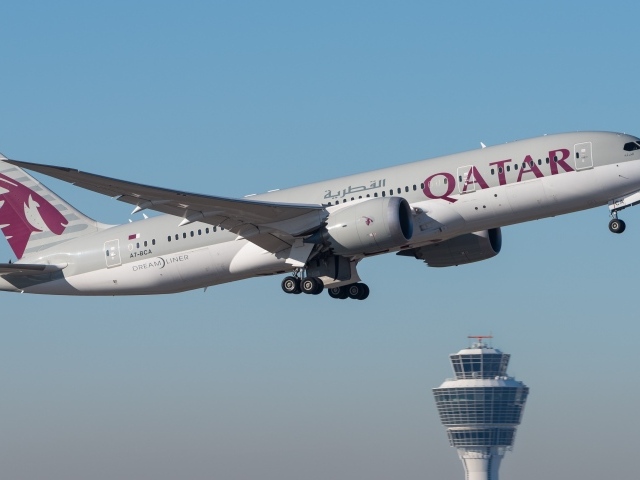 Аэробус авиакомпании Qatar летит в небе