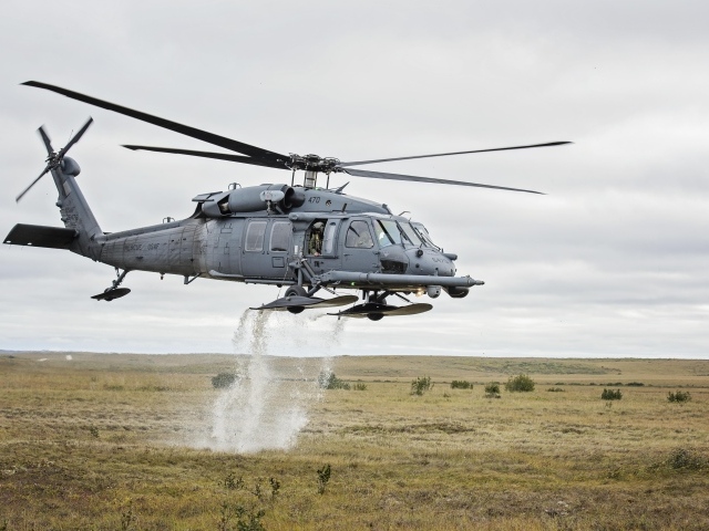 Военный вертолет Sikorsky HH-60 Pave Hawk с водой