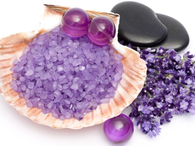 Ароматическая соль с шариками, цветами лаванды и камнями на белом фоне