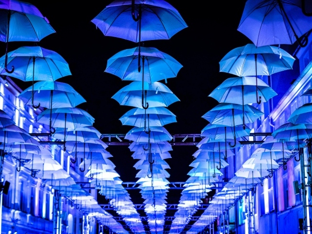 Аллея с голубыми зонтиками с подсветкой