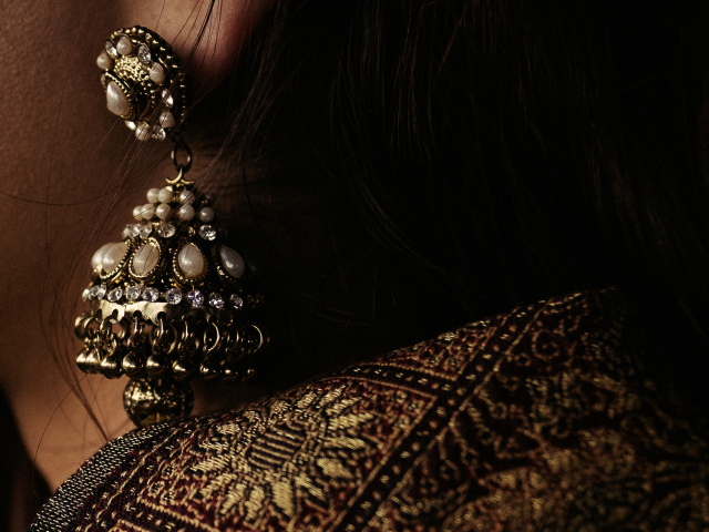 Красивая сережка с камнями в ухе