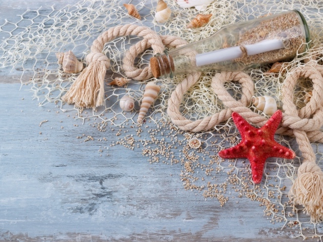 Бутылка с запиской, ракушки, сетка, канат и красная морская звезда 
