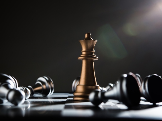 Шахматная королева на доске с пешками 