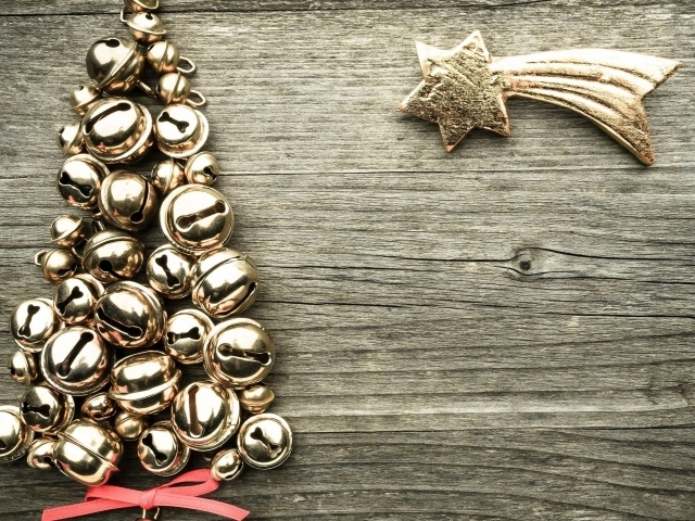 Елка из колокольчиков на деревянном фоне