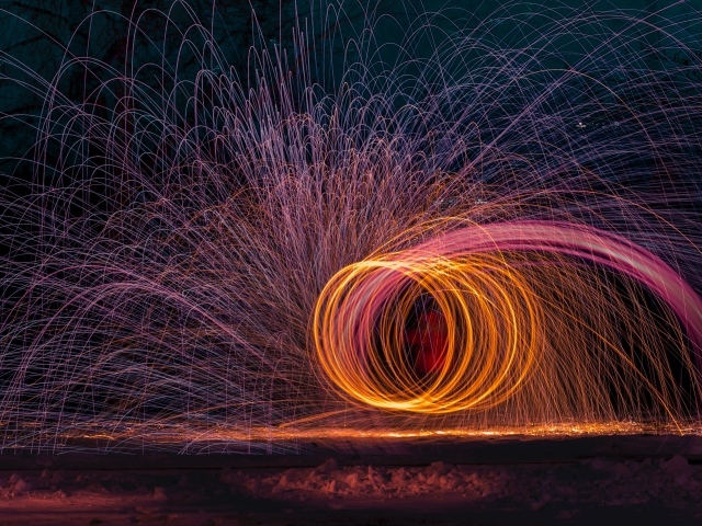 Разноцветные искры яркого фейерверка зимой 