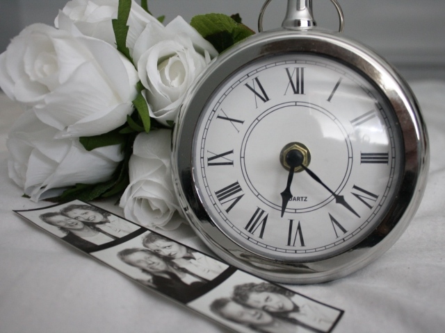 Карманные часы с розами и старыми фотографиями 