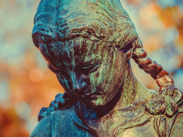 Скульптура бронзовой девочка крупным планом