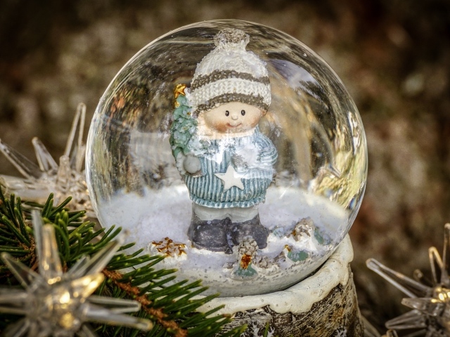 Снежный стеклянный шар с фигуркой внутри 