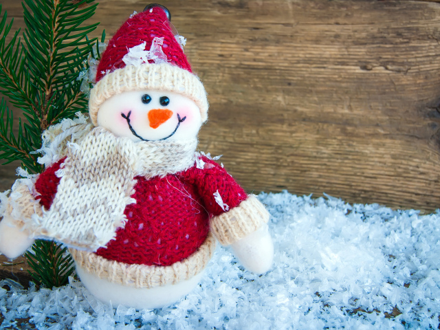 Снеговик на искусственном снегу с еловой веткой 