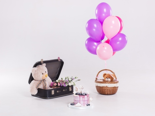 Плюшевые медведи с воздушными шарами, букетом и тортом на сером фоне
