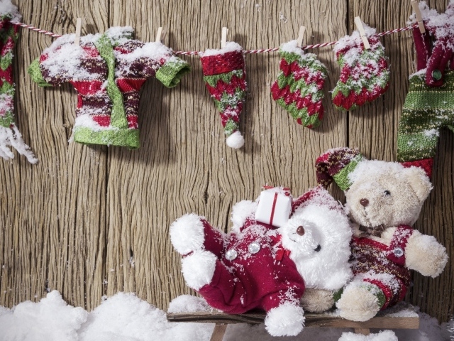 Два плюшевых мишки в теплых костюмах зимой