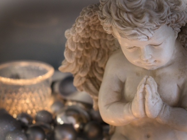 Белая статуэтка ангела крупным планом