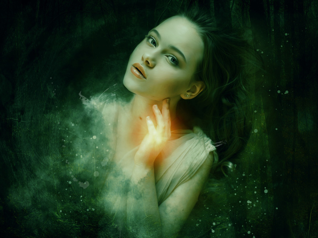 Фантастическая девушка на фоне темного леса
