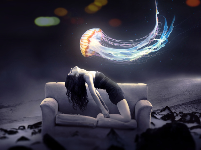 Медуза пролетает над девушкой на диване, фэнтези